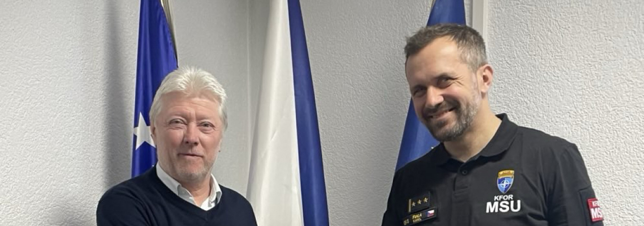 Velvyslanec ČR v Prištině, Mg. Bohumil Mazánek s velitelem 4. jVP MSU KFOR, plk. Karlem Fialou při zahájení spolupráce