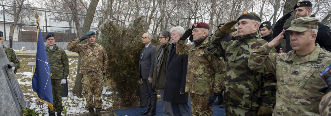 Účastníci pietního aktu vzdávají hold oběti slovenských vojáků a pracovníků ministerstva obrany, kteří zahynuli během návratu z mise KFOR v Kosovu