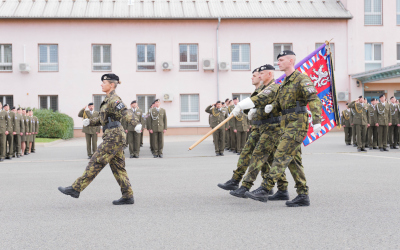 čestná jednotka s bojovým praporem VeVP Olomouc 