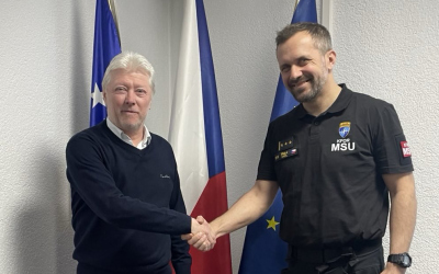 Velvyslanec ČR v Prištině, Mg. Bohumil Mazánek s velitelem 4. jVP MSU KFOR, plk. Karlem Fialou při zahájení spolupráce