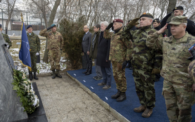 Účastníci pietního aktu vzdávají hold oběti slovenských vojáků a pracovníků ministerstva obrany, kteří zahynuli během návratu z mise KFOR v Kosovu