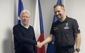 Velvyslanec ČR v Prištině, Mg. Bohumil Mazánek s velitelem 4. jVP MSU KFOR, plk. Karlem Fialou při zahájení spolupráce