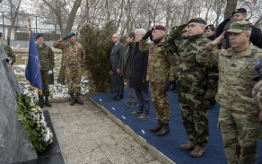 Účastníci pietního aktu vzdávají hold oběti slovenských vojáků a pracovníků ministerstva obrany, kteří zahynuli během návratu z mise KFOR v Kosovu