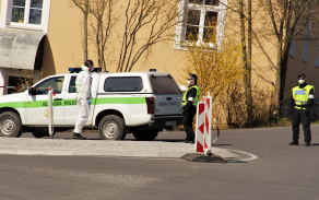 Dopravně pořádková hlídka Vojenské policie na mobilním pracovišti pro odběr vzorků