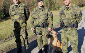 Ocenění vojenští policisté spolu se zástupcem náčelníka pracoviště