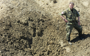 Kráter po zničení letecké pumy SC 50